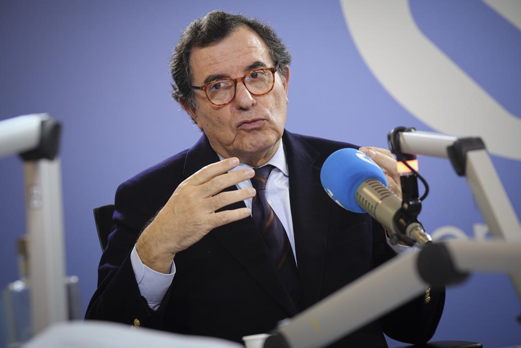 Ministro avisa PS e Chega sobre aumento da despesa e admite compensação à indústria com o fim dos apoios ao ISP