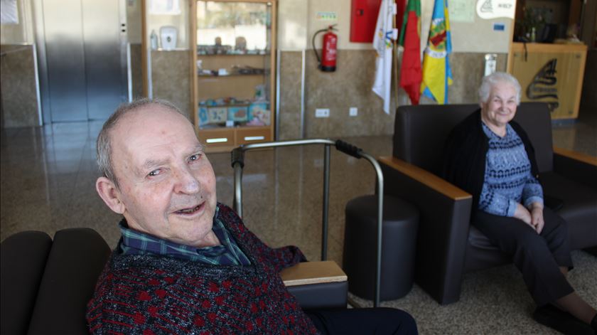 O regresso ao centro de dia é uma festa. “Estou feliz por estar aqui”