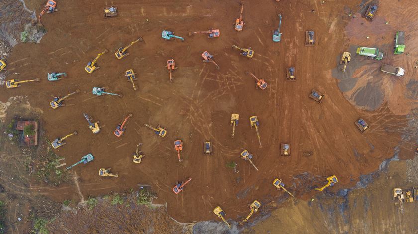 Dezenas de máquinas preparam o terreno para a construção do novo hospital em Wuhan. Foto: Yuan Zheng/EPA