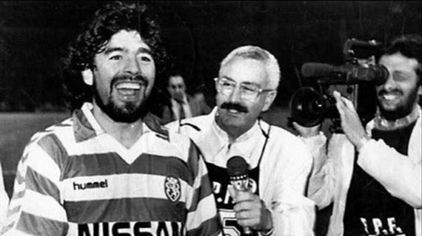 Diego Maradona trocou de camisola com Carlos Manuel e vestiu-a. Foto: Sporting