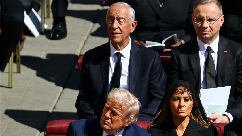 Marcelo rebelo de Sousa, Presidente da República de Portugal, nas cerimónias fúnebres do Papa Francisco, sentado atrás de Donald Trump. Foto: Kai Pfaffenbach via Reuters