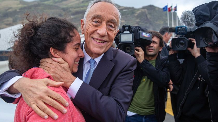 Marcelo Rebelo de Sousa cumprimenta populares à chegada à ilha do Corvo, nos Açores, onde vai passar o Ano Novo. Foto: Eduardo Costa/Lusa