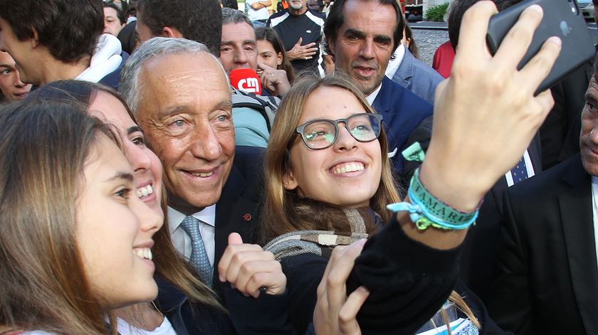 Marcelo com alunos de uma escola do Funchal. Foto: Homem de Gouveia/Lusa