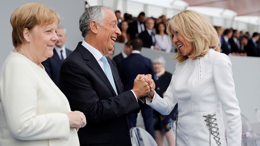 Marcelo Rebelo de Sousa e a primeira-dama francesa, Brigitte Macron. Foto. AP Pool