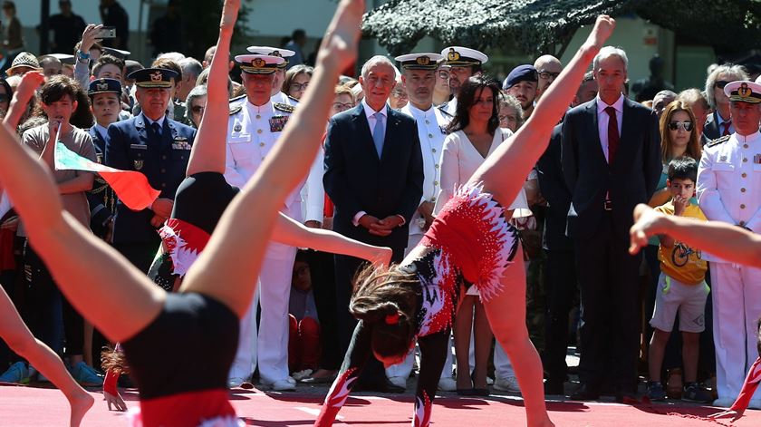 Marcelo Rebelo de Sousa e Adelaide Teixeira assistem a uma demonstração de ginastas em Portalegre. Foto: Nuno Veiga/Lusa