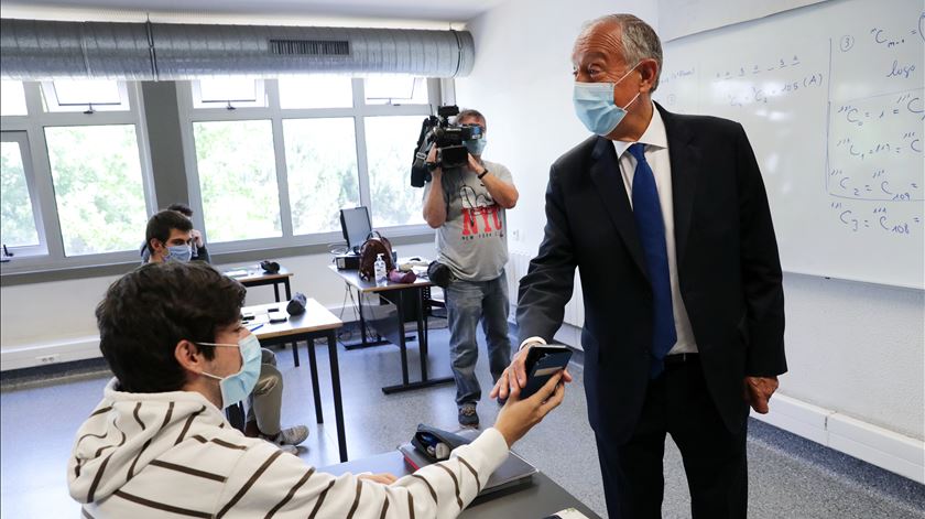Marcelo Rebelo de Sousa visitou a escola secundária Fontes Pereira de Melo, no Porto. Foto: Estela Silva/Lusa Marcelo Rebelo de Sousa visitou a escola secundária Fontes Pereira de Melo, no Porto. Foto: Estela Silva/Lusa