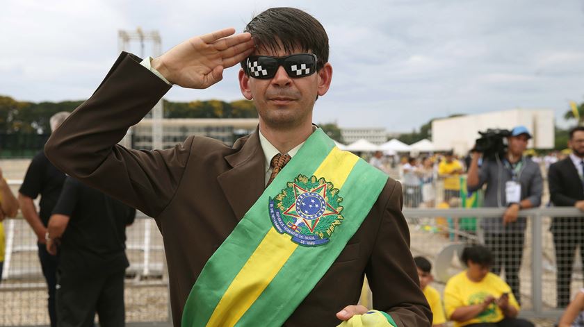 Apoiante de Bolsonaro faz "cosplay" do presidente-eleito que toam posse esta terça-feira. Foto: Marcelo Sayao/EPA