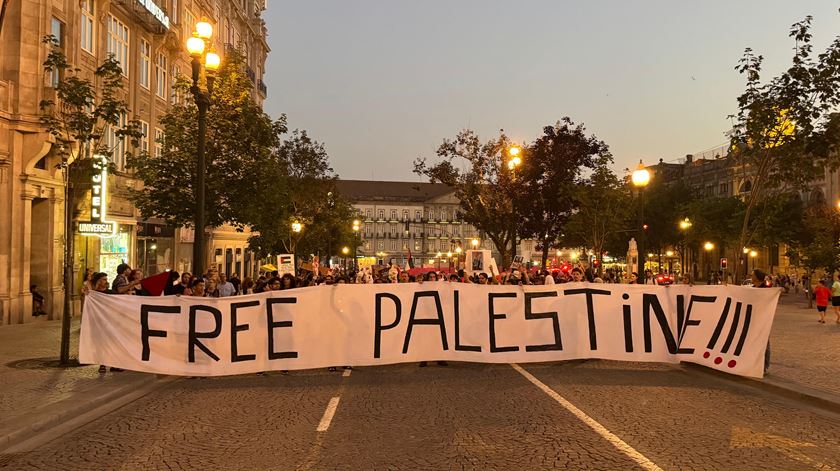 Na chegada à Avenida dos Aliados, o cartaz "Free Palestine" tomou a liderança da marcha. Foto: Rita Vila Real/RR