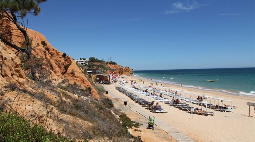 Algarve com 35 praias afetadas por instabilidade em arribas e recuo do areal