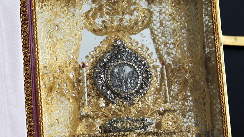 Um detalhe do presente que Maria Teresa Mendes ofereceu ao Papa. Foto: Inês Rocha/RR