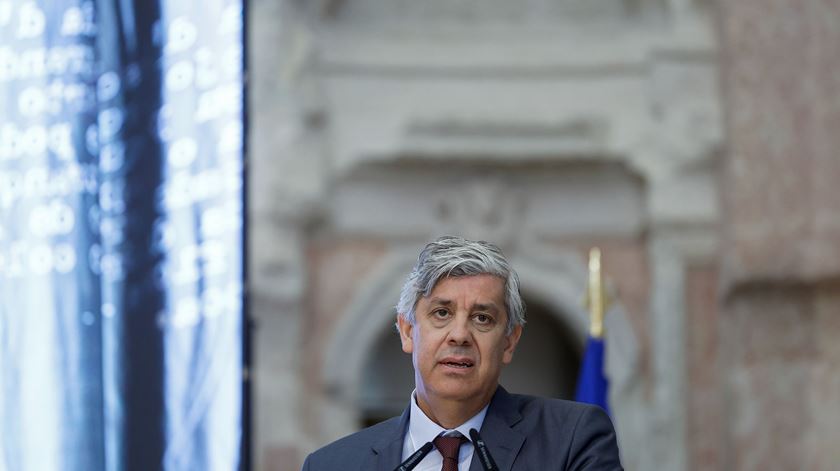 Centeno “cumpriu os deveres de conduta”, mas Comissão de Ética alerta para “danos” na imagem
