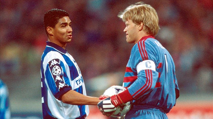 Mário Jardel com Kahn, antigo guarda-redes do Bayern Munique, que também sofreu com o ponta de lança brasileiro Foto: Imago Images Sports