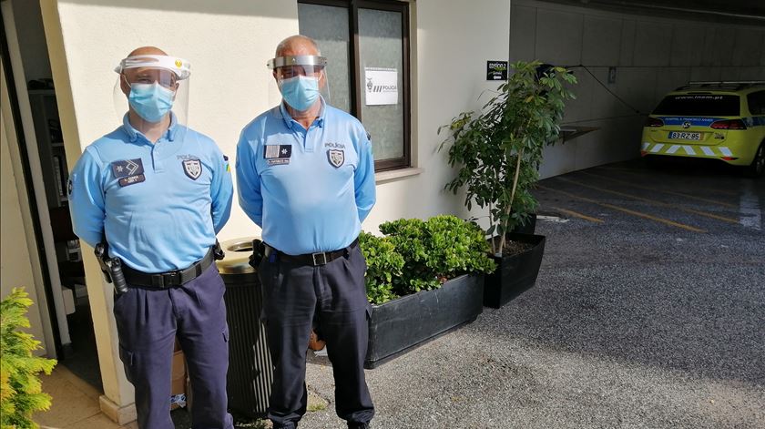 Agentes Mário Fortunato e Luís Cunha tiveram que se adaptar a novos hábitos. Foto: Pedro Filipe Silva/RR