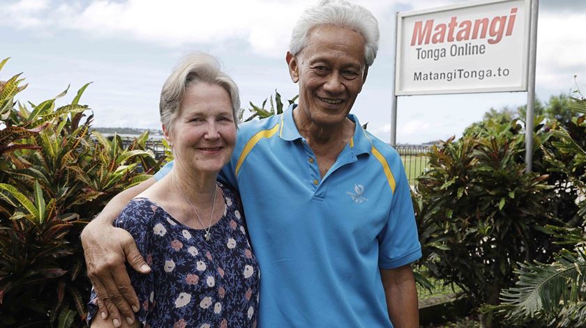 Mary Lyn e Pesi Fonua, no Tongo. Foto cortesia de Mark Baker/AP