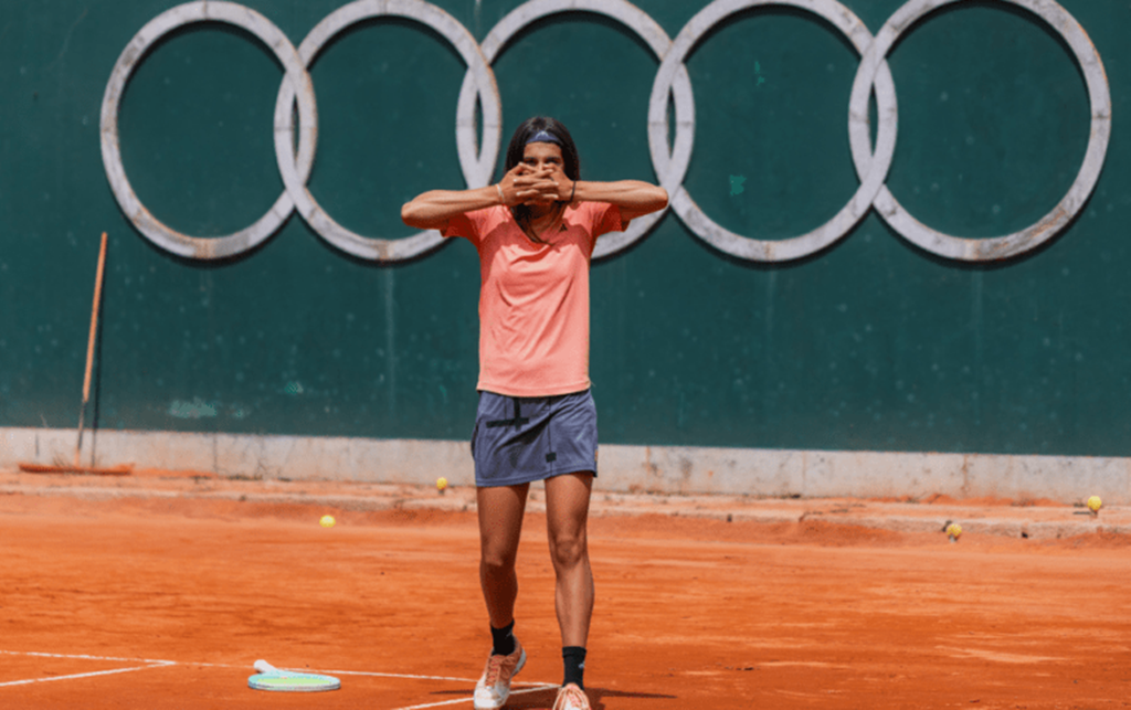 Como promessa que fez à amiga Teresa Poppe, a jovem benfiquista de coração festejou o campeonato nacional sub-16 com a máscara de Gyokeres. Foto: Beatriz Ruivo/FPT Como promessa que fez à amiga Teresa Poppe, a jovem benfiquista de coração festejou o campeonato nacional sub-16 com a máscara de Gyokeres. Foto: Beatriz Ruivo/FPT