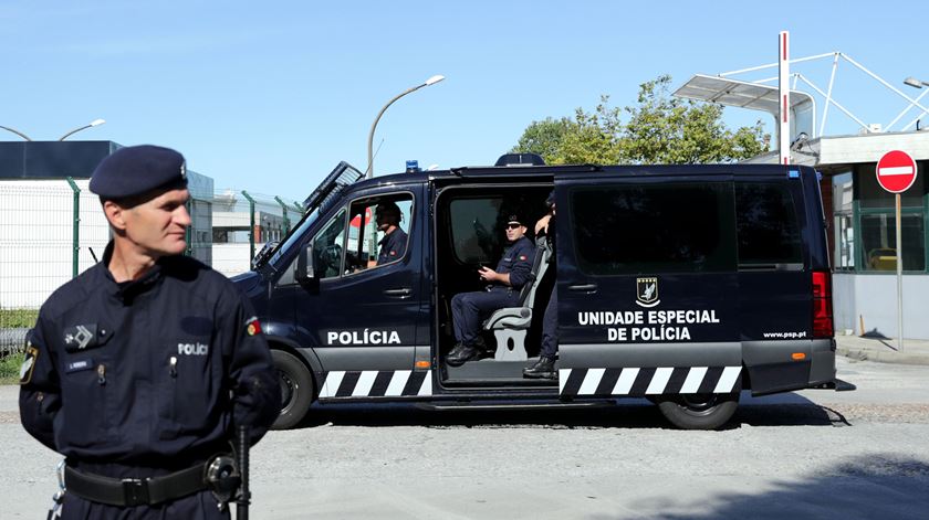 Agentes da Unidade Especial de Polícia em Leça da Palmeira, Matosinhos. Foto: Estela Silva/Lusa