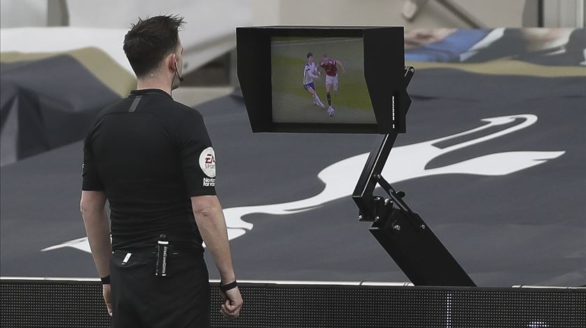 Clubes contra novo modelo para a arbitragem