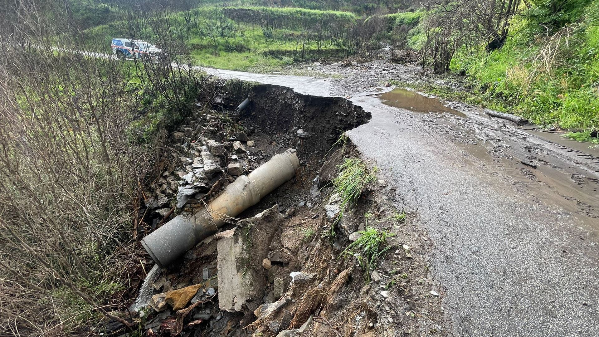 Estrada colapsa em Oliveira do Hospital devido ao mau tempo