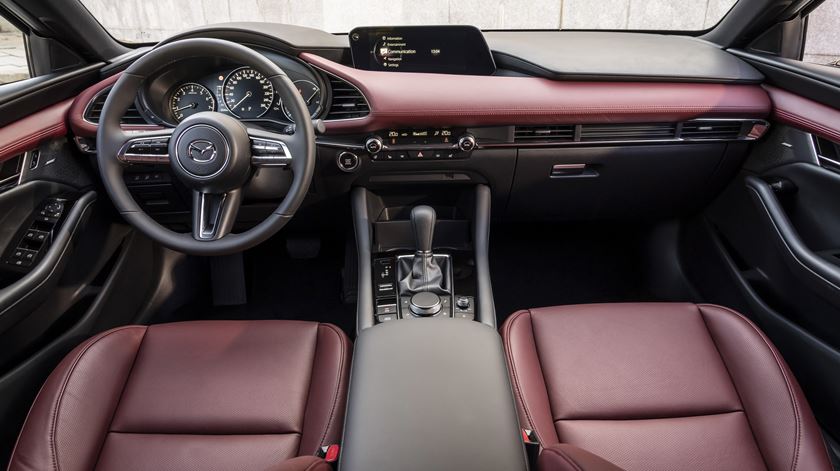 Mazda3_Skyactiv-X_interior_HB_red8