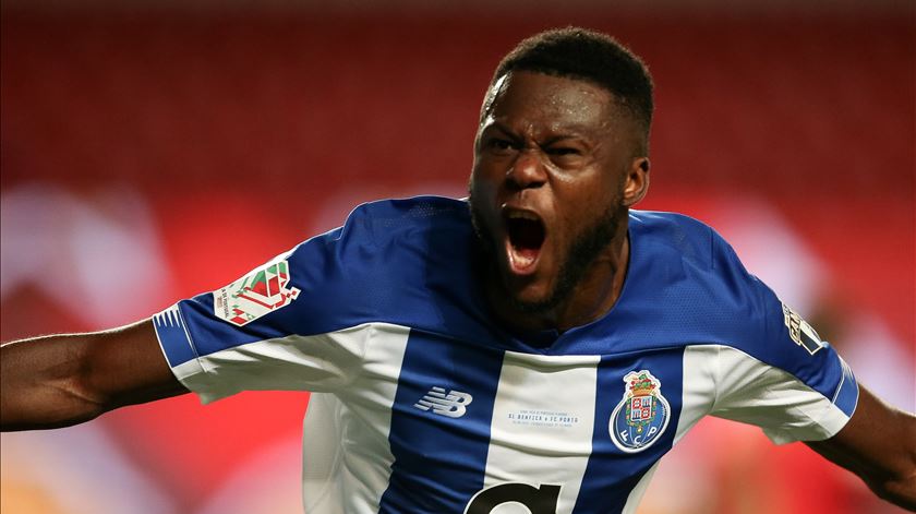 Mbemba foi o homem do jogo da última final da Taça, ao marcar os dois golos do FC Porto na vitória sobre o Benfica Foto: Paulo Cunha/Lusa