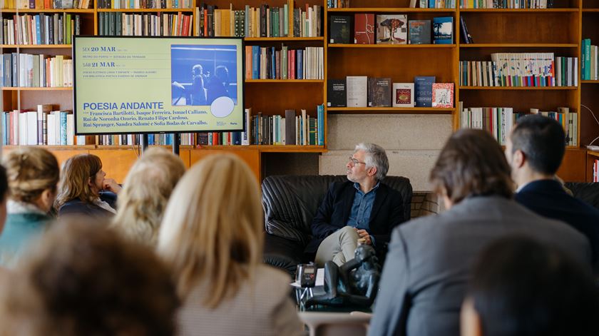 O despertar da poesia que ocupa transportes e janelas no Porto O despertar da poesia que ocupa transportes e janelas no Porto