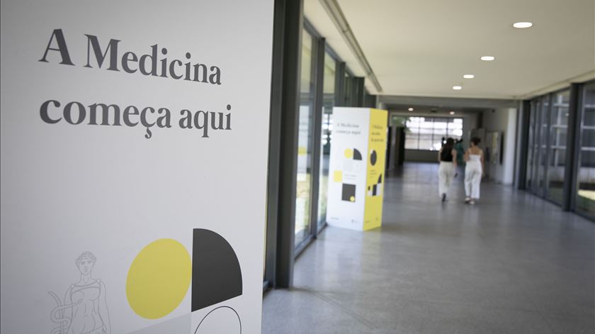Professor da Faculdade de Medicina do Porto suspenso por alegado assédio de alunas