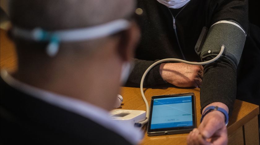 40% dos portugueses têm tensão arterial elevada, mas a hipertensão continua por diagnosticar