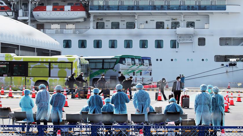 Médicos preparam-se para entrar no "Diamond Princess". Foto: Jiji Press/EPA