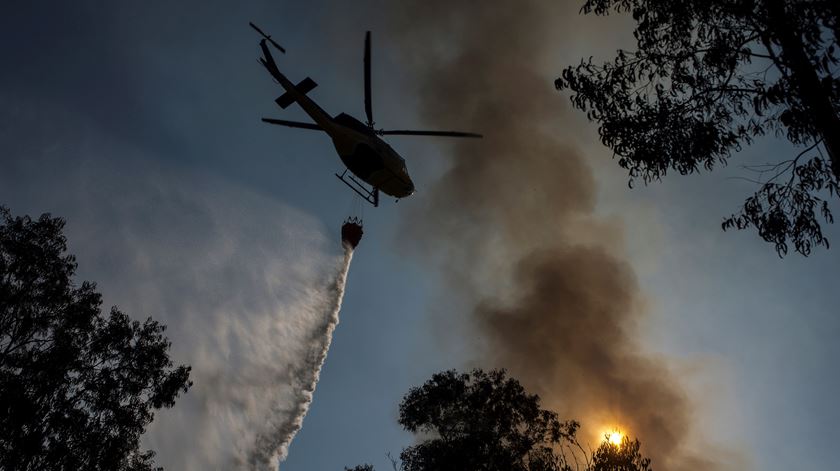Meios de combate a incêndios reforçados mas faltam helicópteros