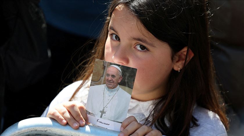 Criança beija imagem do Papa Francisco no funeral do Santo Padre na Praça de São Pedro em Roma. Foto: Reuters