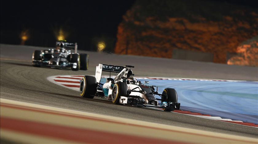 Hamilton distanciou-se de Rosberg na primeira fase da corrida. Foto: Mercedes