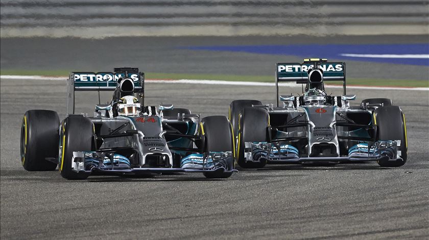 Sem margem para erro: Lewis Hamilton e Nico Rosberg não cederam um centímetro por segurança. Foto: Steve Etherington/Mercedes