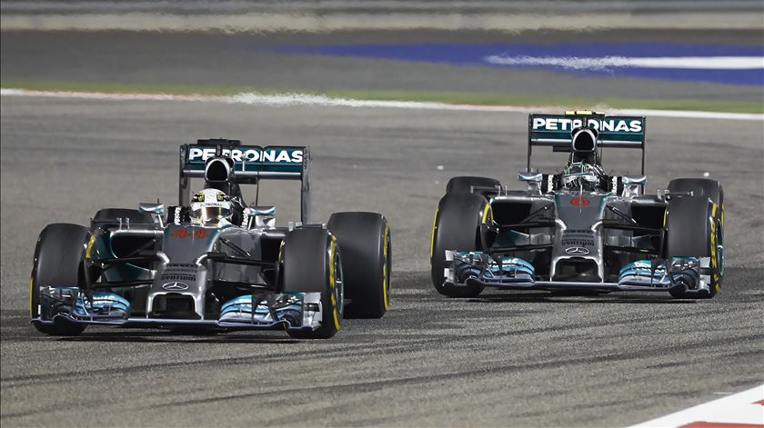 Sem margem para erro: Lewis Hamilton e Nico Rosberg não cederam um centímetro por segurança. Foto: Steve Etherington/Mercedes