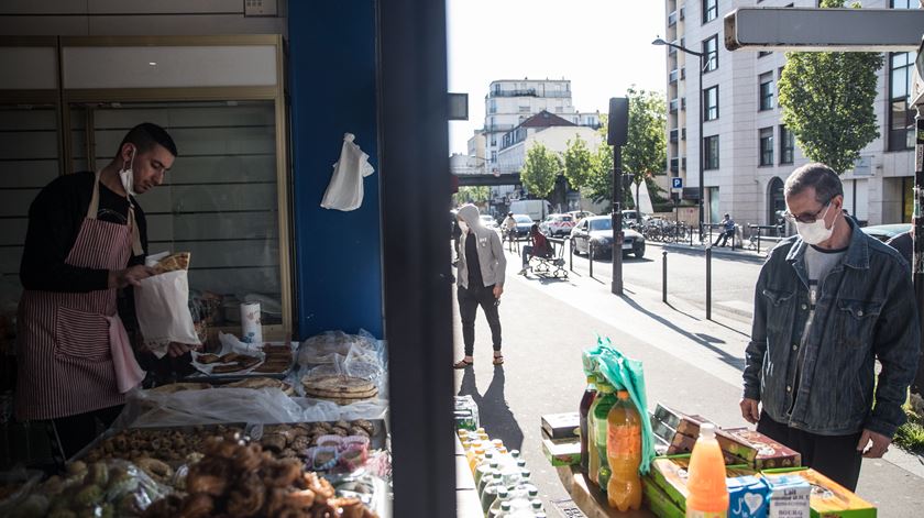 Mercado de Porte de Montreuil, em Paris. Foto: Mohamed Badra/EPA