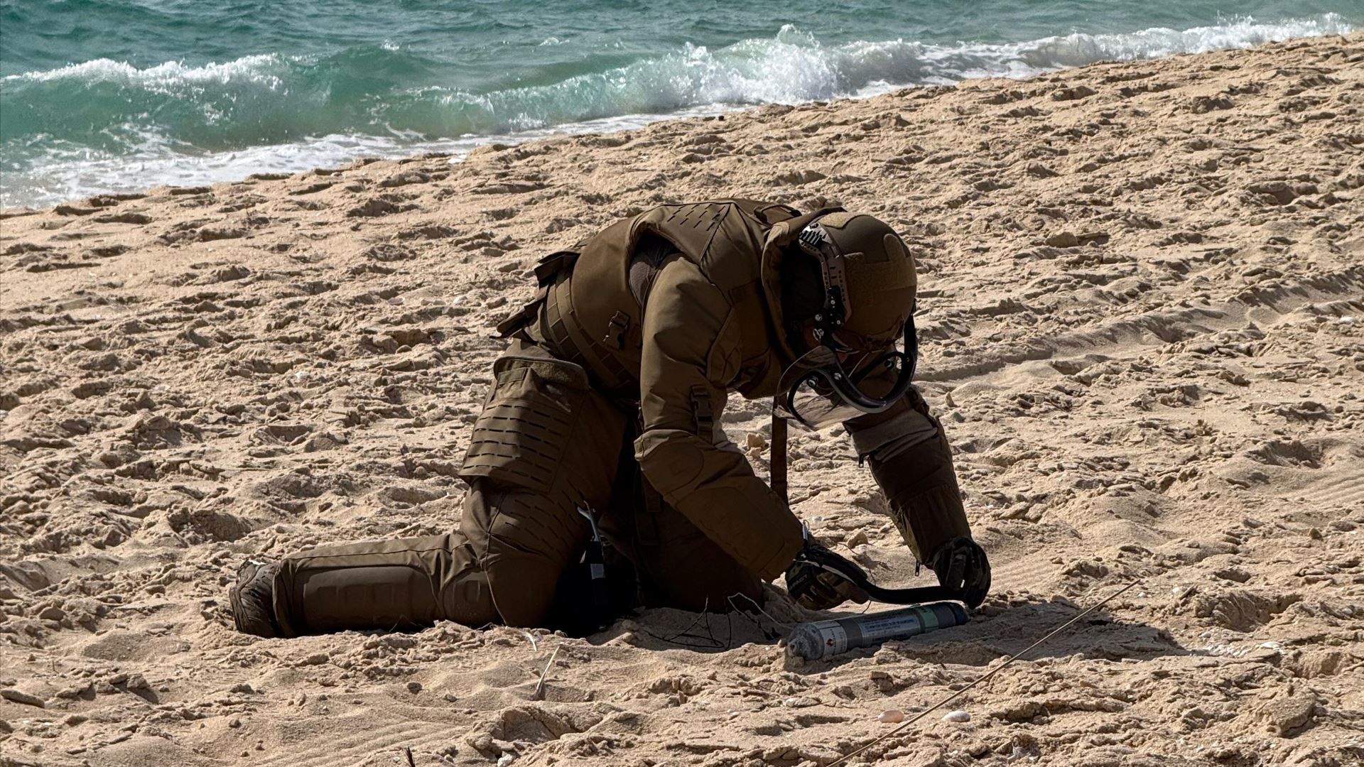 Engenho explosivo desativado na Praia da Comporta por mergulhadores sapadores