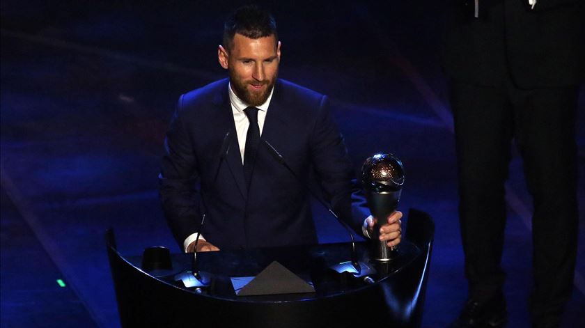 Lionel Messi, no momento em que recebeu o prémio The Best 2018/19 de melhor jogador masculino, em Milão. Fotografia: EPA/Matteo Bazzi