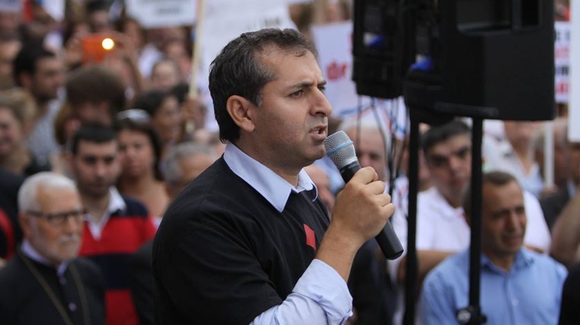 Metin Rhawi, numa manifestação contra o Estado Islâmico, em Estocolmo, 2014. Foto: Morris Esa