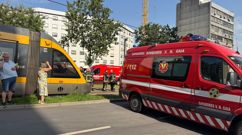 Jovem atropelado pelo Metro do Porto transportado em estado grave para o hospital