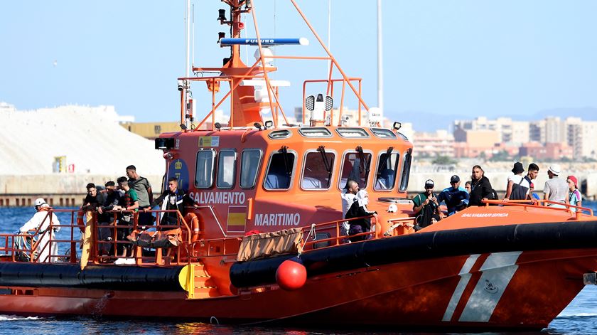 Autoridades espanholas resgatam 92 migrantes no mar junto às ilhas Baleares