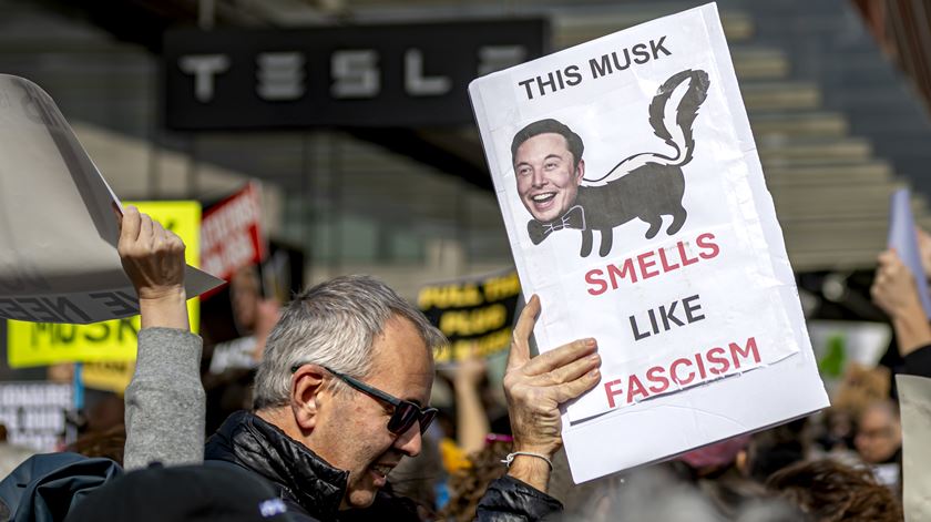 Ação em Nova Iorque, enquadrada no Dia Nacional de Protesto da Tesla que se assinalou no sábado, 1 de março. O alvo é Elon Musk. Foto: Michael Nigro/Reuters