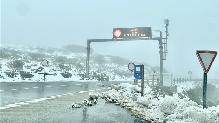 Acessos à Torre na Serra da Estrela encerrados devido à queda de neve
