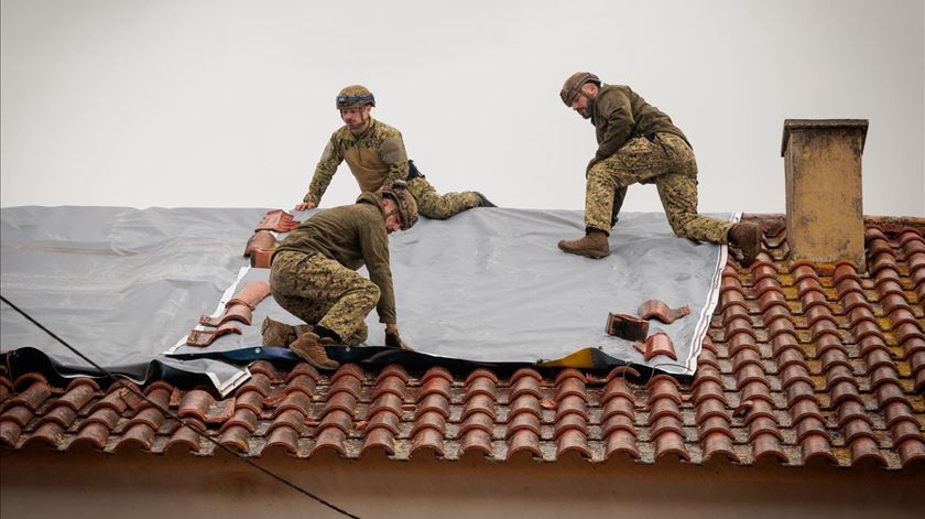 Militares só entraram em "prontidão imediata" uma semana depois da tempestade Kristin