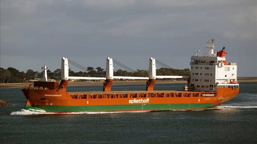 Navio de carga de bandeira neerlandesa atacado ao largo do Iémen Navio de carga de bandeira neerlandesa atacado ao largo do Iémen