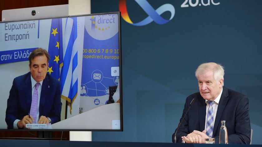 Ministro Horst Seehofer e vice-presidente da Comissão (em vídeo) em conferência de imprensa. Foto: Christian Marquardt/EPA