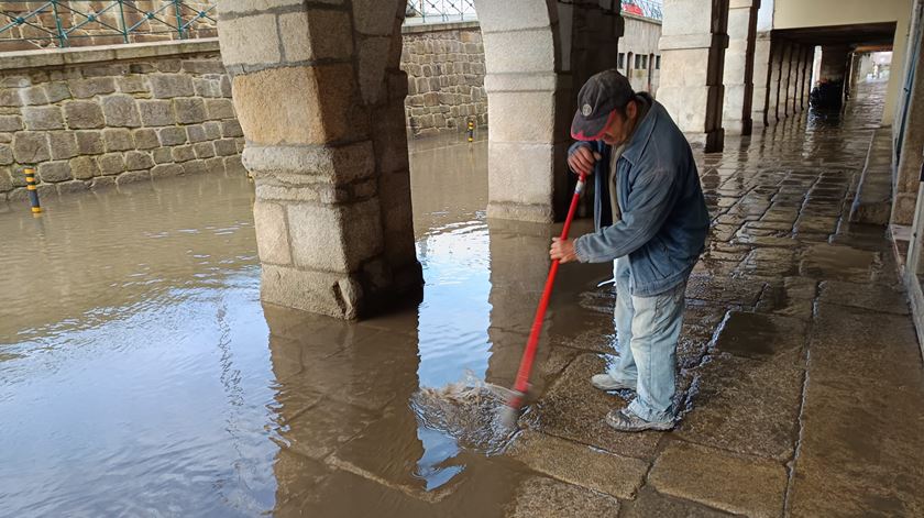 O Douro voltou a inundar Miragaia. "Se entra terra lá dentro, estraga-se tudo"