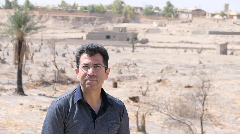 Mirza Dinnayi junto a uma propriedade saqueada e destruída em Sinjar, no Iraque. Foto: MD