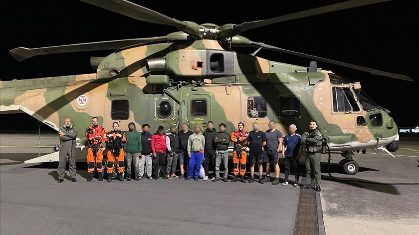 Naufrágio no Atlântico. Força Aérea resgata 11 pessoas em alto mar