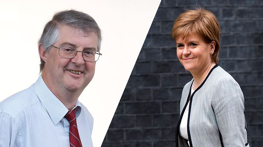 Mark Drakeford, primeiro-ministro do País de Gales, e Nicola Sturgeon, primeiro-ministra da Escócia.