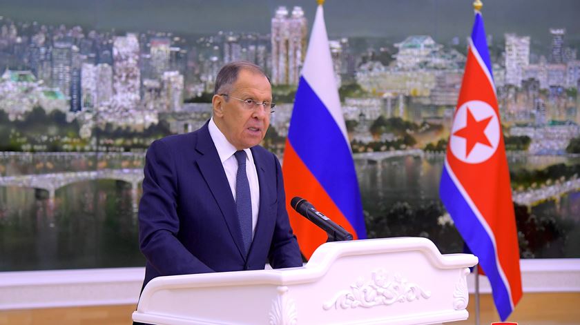 Chefes das diplomacias russa e arménia reúnem-se em Teerão Chefes das diplomacias russa e arménia reúnem-se em Teerão