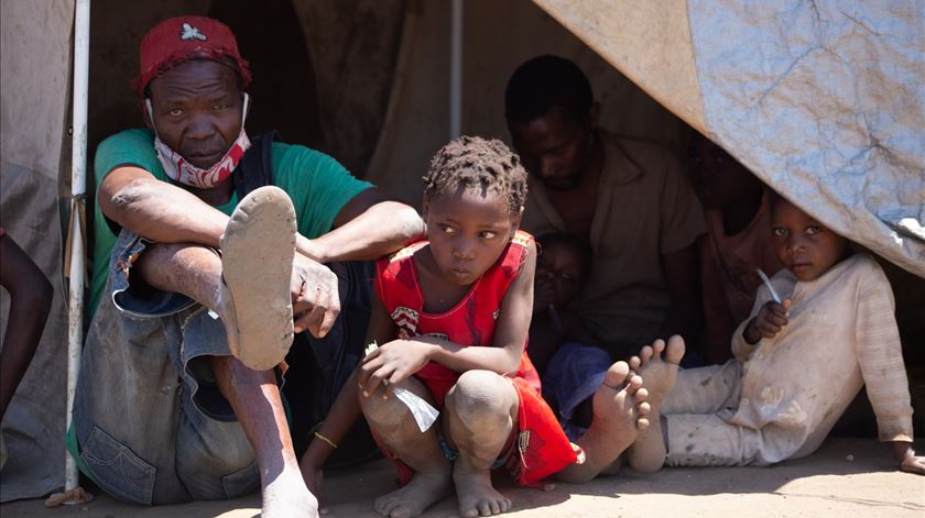 Perto de um milhão de pessoas fugiram à violência no norte de Moçambique nos últimos cinco anos Perto de um milhão de pessoas fugiram à violência no norte de Moçambique nos últimos cinco anos